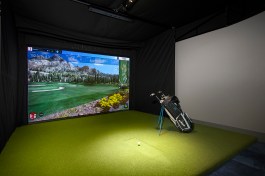The golf simulator at 727 West Madison, Chicago | Courtesy: Fifield Cos.