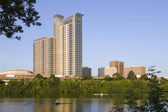 Named after a famed Boston University and Red Sox alum, 33 Harry Agganis Way is a new, 26-story luxury dormitory that offers housing to sophomores, juniors, and seniors. Located on the west side of campus, not far from downtown Boston, Agganis’ North and South towers house 960 students in dormitory- and apartment-style rooms. The building was constructed with several innovative, energy-saving features. The roof is made from a highly-reflective material that helps reduce the heat-island effect, and 90 percent of the indoor spaces receive ample natural light. Rooms come equipped with occupancy sensors for control of lighting and fans. Students living on the upper floors are given a great view of the surrounding Boston area and the campus facilities below.