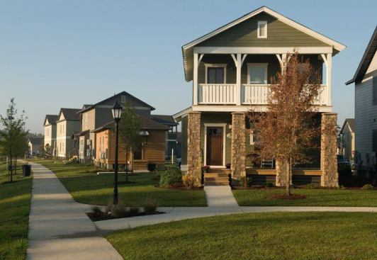 Built along a lake and centered around an English-style clubhouse, The Cottages of Baton Rouge are surrounded by lush landscaping and lawns. Amenities include free WiFi; tennis, basketball, and volleyball courts; resort-style pool; and a state-of-the-art fitness center. Though located less than 2 miles from campus, students who don’t want to walk can take the bus to and from the university. Residents choose from one- to five-bedroom cottages with private bedrooms and stainless steel Whirlpool appliances. In addition, the cottages are all pet-friendly, and a pet washing station is located behind the clubhouse. Rents are extremely affordable, falling as low as $515 per month.