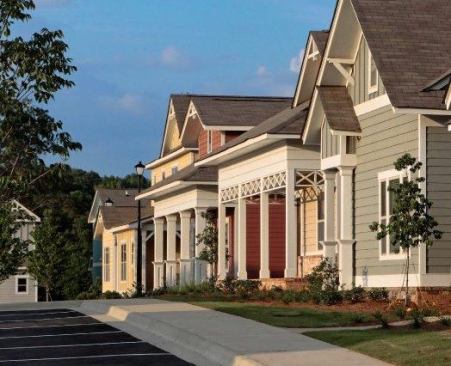 This student community of 65 separate cottages with low-pitched roofs and front porches is ideal for the progressive college student looking for privacy and a sense of community. The cheerfully colored cottages boast six different floor plans ranging from three to five bedrooms. Each bedroom has its own bathroom and large closet. Designed for roommate living, there are no master bedrooms, and every bedroom in a unit is roughly the same size. Each cottage has its own outdoor area as well, and residents can make use the community pool on hot days. The Retreat is less than 2.5 miles from the university’s main campus.